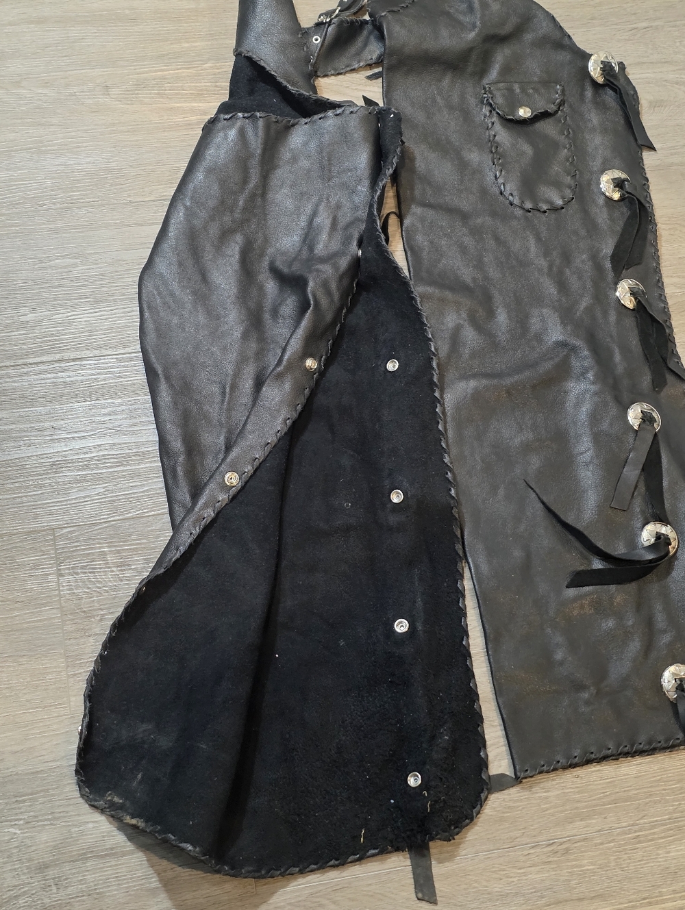 Vintage Heavy Leather Motorcycle/Cowboy Chaps Unisex Sz S-M Conchos Snaps - Picture 9 of 13